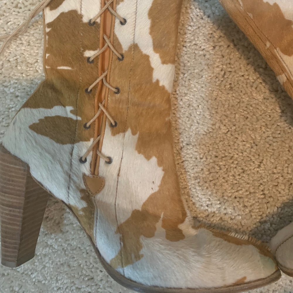 Donald J Pliner genuine leather made in Italy booties.
